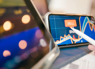 Trader i flere markeder som analyserer Bitcoin, Ethereum og valutavalgigheter